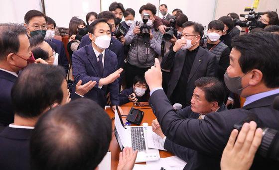 지난해 12월28일 서울 여의도 국회에서 열린 농림축산식품해양수산위원회 전체회의에서 양곡관리법 일부개정법률안(대안)에 대한 본회의 부의 요구의 건이 상정되자 국민의힘 의원들이 소병훈 위원장에게 항의하고 있다. 2022.12.28. 뉴스1