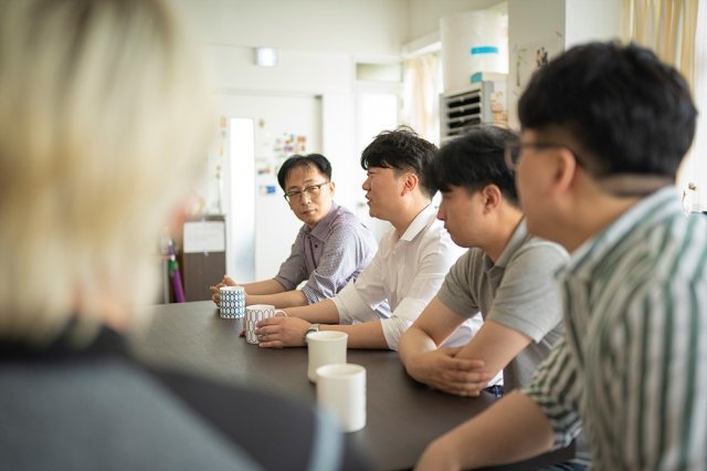 회의 중인 일루베이션 임직원들. 출처 = 일루베이션