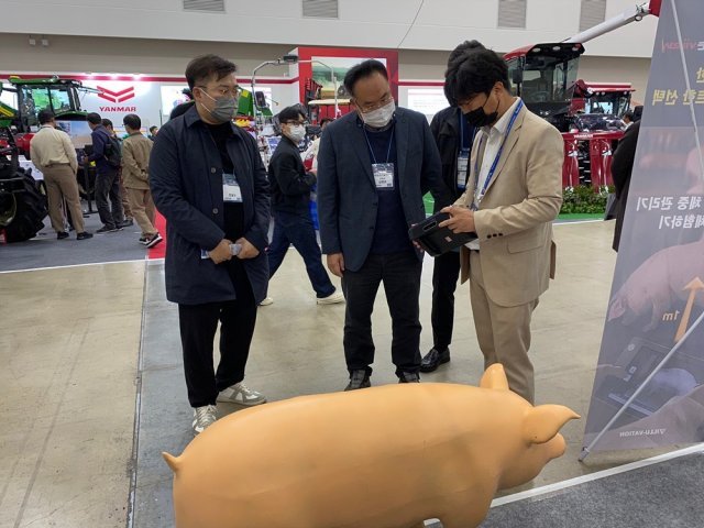 일루베이션의 양돈 모바일 체중 관리기 뷰를 시연하는 원형필 대표(가장 오른쪽). 출처 = 일루베이션