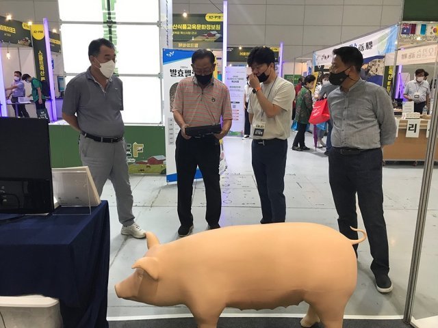 전시회에서 양돈 모바일 체중 관리기 뷰를 시연하는 일루베이션. 출처 = 일루베이션