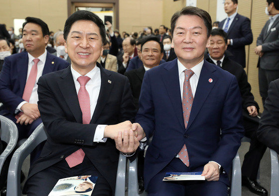 국민의힘 당대표 후보인 김기현, 안철수 의원이 24일 오전 서울 동작구 김영삼도서관에서 열린 민주주의의 시작, 문민정부 출범 30주년 기념식에 참석해 인사를 나누고 있다. 2023.2.24 뉴스1