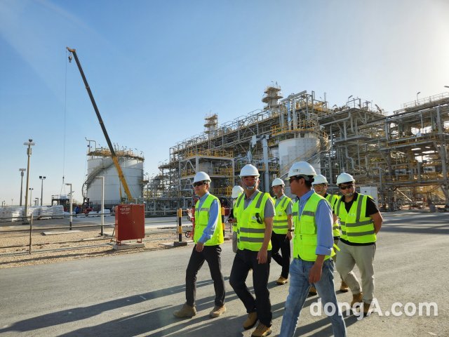 정원주 부회장이 오만 두쿰 정유시설 현장을 방문해 현장을 둘러보고 있다. 대우건설 제공