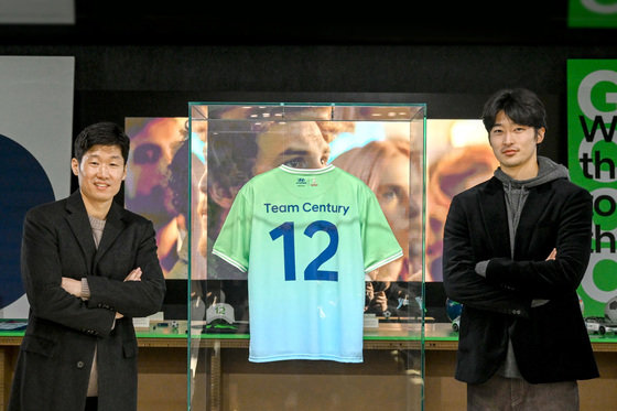 박지성 전북 현대 테크니컬 디렉터(왼쪽)와 조규성. (현대자동차 제공) 2022.12.16