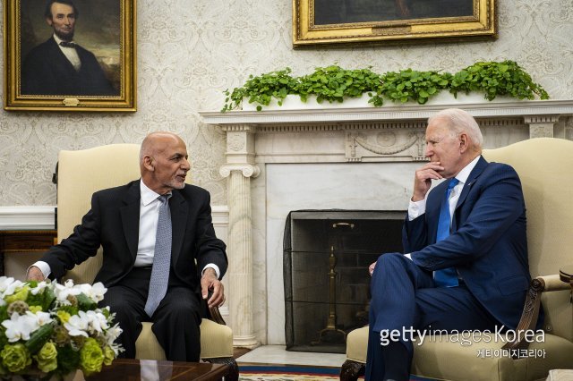 2021년 6월 아슈라프 가니 당시 아프가니스탄 대통령과 조 바이든 미국 대통령이 워싱턴 백악관에서 이야기를 나누고 있다. ⓒ(GettyImages)/코리아