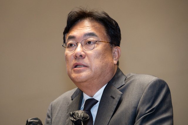 정진석 국민의힘 비상대책위원장이 24일 서울 여의도 국회에서 열린 의원총회에서 모두 발언을 하고 있다. 2023.2.24/뉴스1