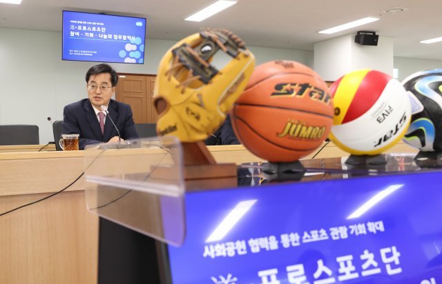 김동연 경기도지사가 24일 오전 경기도청 다목적회의실에서 ‘도-프로스포츠단 참여, 기회, 나눔의 업무협약식’에 앞서 인사말을 하고 있다. 경기도 제공