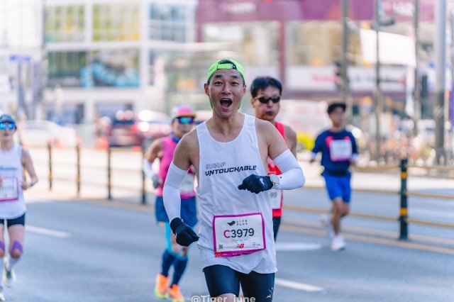 송주백 대표가 지난해 JTBC 마라톤에 출전해 즐거운 표정으로 달리고 있다. 송주백 대표 제공.
