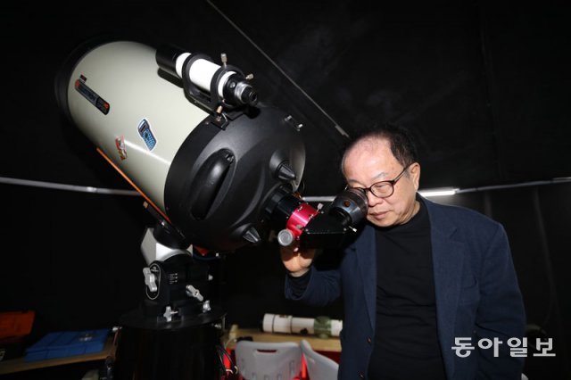 레인보우로보틱스 사옥 옥상에 있는 천문대에서 망원경을 보는 오준호 교수. 오준호 교수 제공·대전=김동주 기자 zoo@donga.com