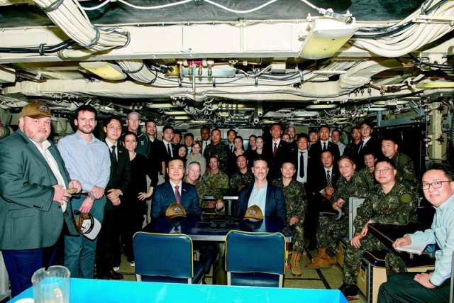 美, 핵잠수함 내부 한국측에 공개 허태근 국방부 국방정책실장(가운데 왼쪽)과 리처드 존슨 미 국방부 핵·WMD 대응 
부차관보(가운데 오른쪽)를 비롯한 한미 대표단이 23일(현지 시간) 미 해군의 핵잠수함인 웨스트버지니아함을 방문했다. 한미 
대표단이 핵잠수함을 공동 방문한 것은 이번이 처음이다. 국방부 제공