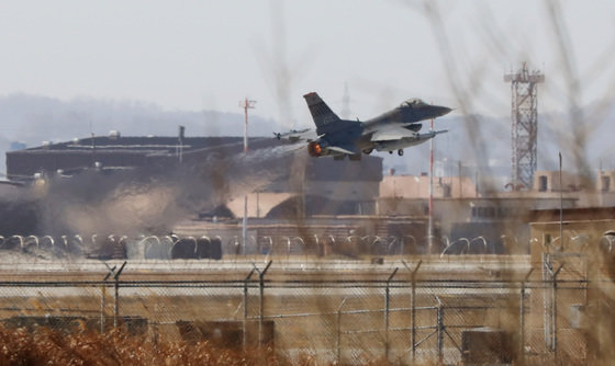 경기 평택시 주한미군 오산공군기지에서 F-16전투기가 비행하고 있다. 2023.2.20/뉴스1
