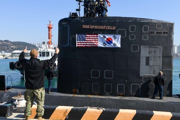 미 해군 핵잠수함 ‘스프링필드’(SSN-761)에 걸린 태극기와 성조기.(미 해군 제공)