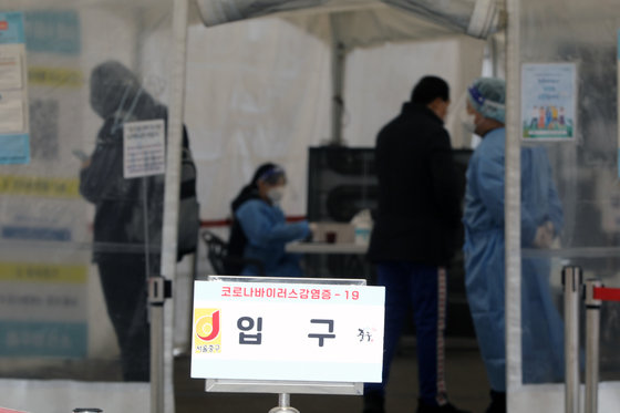 서울 중구 서울역광장에 마련된 신종 코로나바이러스 감염증(코로나19) 임시선별진료소에서 시민들이 검사를 기다리고 있다./뉴스1