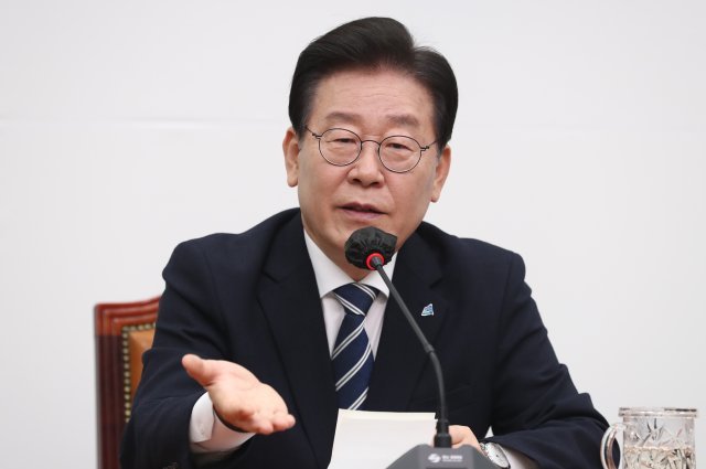 이재명 더불어민주당 대표가 23일 오전 서울 여의도 국회에서 열린 기자간담회에서 발언 하고 있다. 뉴스1