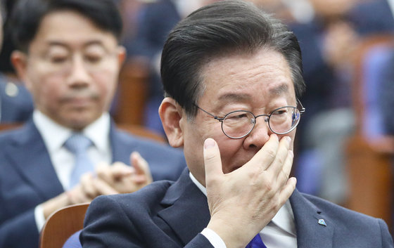 이재명 더불어민주당 대표가 24일 서울 여의도 국회에서 열린 의원총회에 참석해 있다. 2023.2.24/뉴스1