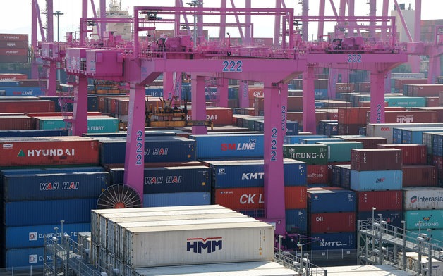 21일 오후 인천 연수구 인천신항에서 컨테이너 하역작업이 진행되고 있다. 2023.2.21 뉴스1