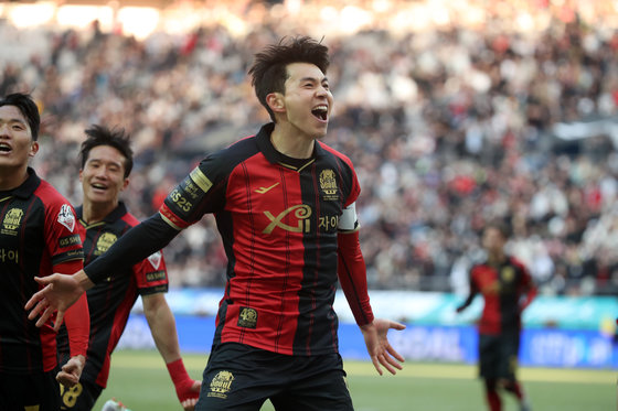 25일 오후 서울 마포구 서울월드컵경기장에서 열린 프로축구 ‘하나원큐 K리그1 2023’ FC서울과 인천유나이티드의 경기에서 서울 임상협이 첫 골을 터뜨리고 기뻐하고 있다. 2023.2.25 뉴스1