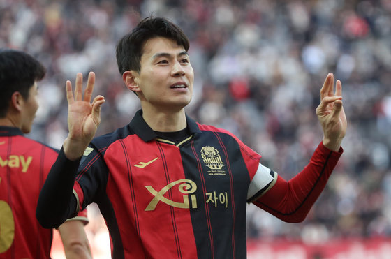 25일 오후 서울 마포구 서울월드컵경기장에서 열린 프로축구 ‘하나원큐 K리그1 2023’ FC서울과 인천유나이티드의 경기에서 서울 임상협이 첫 골을 터뜨리고 기뻐하고 있다. 2023.2.25 뉴스1