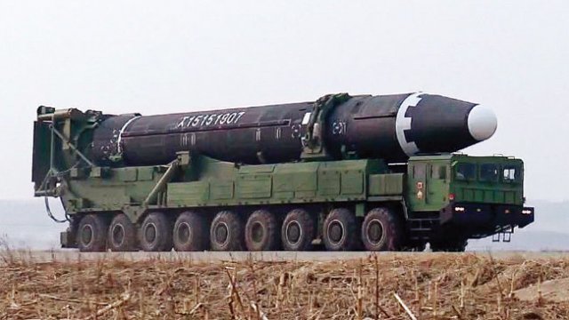 북한이 2월 18일 감행한 ICBM 발사에 쓰인 이동식 발사차량(TEL)에 ‘공화국 영웅 메달’로 추정되는 마크(원 안)가 부착돼 있다. [뉴시스]