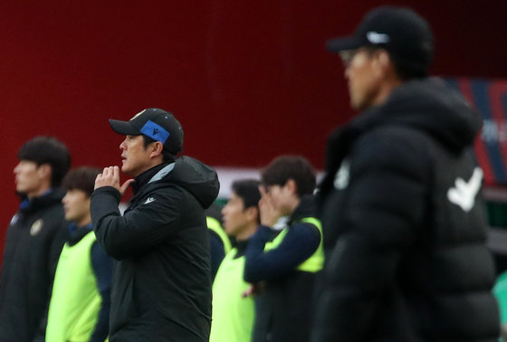 25일 오후 서울 마포구 서울월드컵경기장에서 열린 프로축구 ‘하나원큐 K리그1 2023’ FC서울과 인천유나이티드의 경기에서 조성환 인천 감독이 경기를 지켜보고 있다. 2023.2.25 뉴스1