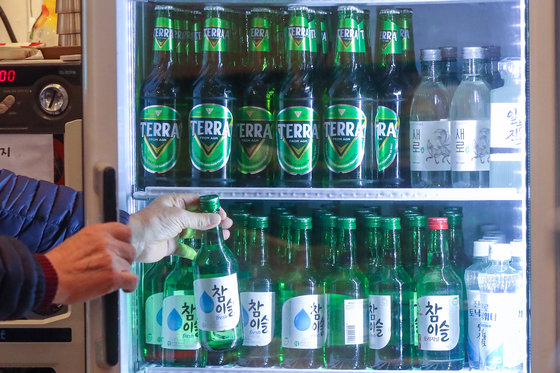20일 서울의 한 식당 주류 냉장고에 소주와 맥주 등이 채워져 있다. 지난해 일제히 상승한 소주와 맥주 가격이 올해 또 오를 것으로 보인다. 주세가 큰 폭으로 오르는 데다 원·부자재 가격 및 물류비 역시 상승한 영향이다. 2023.2.20. 뉴스1