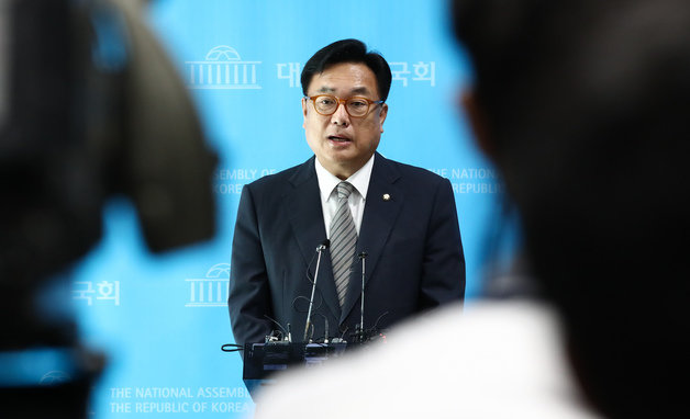 국민의힘 비상대책위원장직을 수락한 정진석 국회 부의장이 7일 오후 서울 여의도 국회 소통관에서 열린 기자회견을 마친 후 취재진 질문에 답하고 있다. (공동취재) 2022.9.7/뉴스1