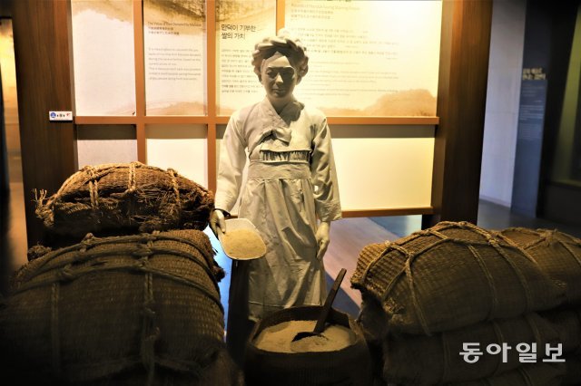 제주 산지로 김만덕기념관에 재현된 굶주린 이웃에게 쌀을 나눠주는 만덕 할망의 모습. 전승훈 기자 raphy@donga.com