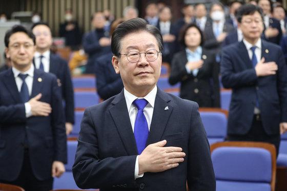 이재명 더불어민주당 대표가 24일 서울 여의도 국회에서 열린 의원총회에서 참석자들과 함께 국민의례를 하고 있다. 2023.2.24/뉴스1 ⓒ News1 허경 기자