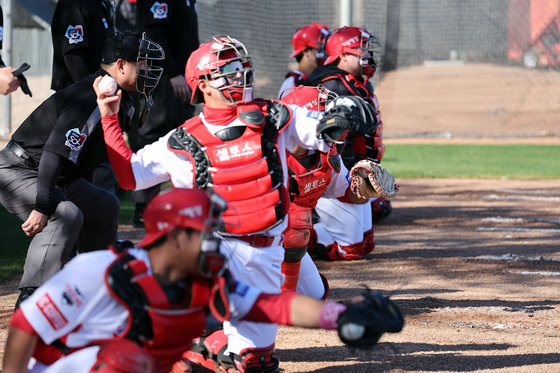 KIA 한승택 등 14일(현지시간) 미국 애리조나주 투손 스포츠 콤플렉스에서 열린 ‘2023 KIA 스프링캠프’에서 훈련을 하고 있다. 2023.2.15/뉴스1