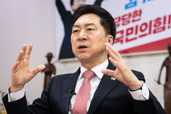 국민의힘 당권 주자인 김기현 의원이 24일 서울 여의도 국회 의원회관에서 뉴스1과 인터뷰하고 있다. 2023.2.24/뉴스1