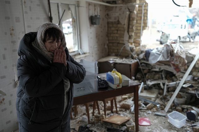 지난달 26일(현지시간) 우크라이나 키이우주 흘레바하 주민이 러시아군의 로켓 공격으로 파괴된 집 안을 안타까운 표정으로 둘러보고 있다. 키이우=AP 뉴시스