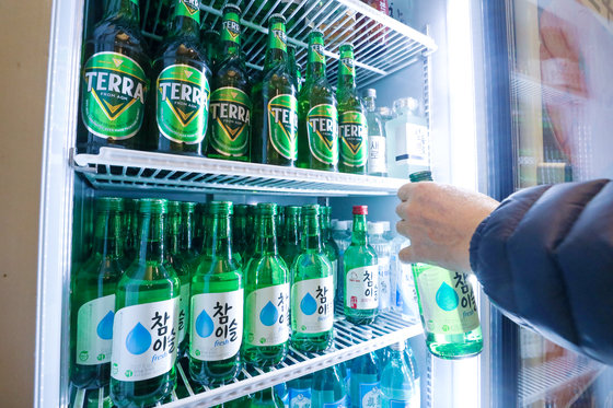 20일 서울의 한 식당 주류 냉장고에 소주와 맥주 등이 채워져 있다. 지난해 일제히 상승한 소주와 맥주 가격이 올해 또 오를 것으로 보인다. 주세가 큰 폭으로 오르는 데다 원·부자잿 가격 및 물류비 역시 상승한 영향이다. 2023.2.20/뉴스1 ⓒ News1