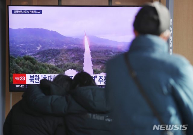 북한의 탄도미사일 발사 관련 뉴스 시청하는 시민들. 뉴시스