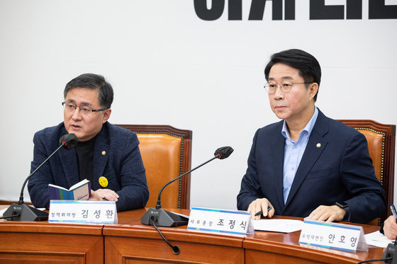 김성환 더불어민주당 정책위의장(왼쪽)과 조정식 사무총장이 12일 서울 여의도 국회에서 기자간담회를 열고 발언하고 있다. 2023.2.12/뉴스1