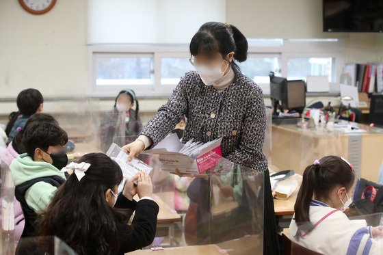 한 초등학교 담임교사가 학생들을 지도하고 있다. 뉴스1