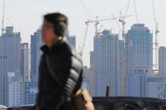 21일 서울의 한 아파트 단지 건설현장에서 공사가 진행되고 있다. 2023.2.21/뉴스1