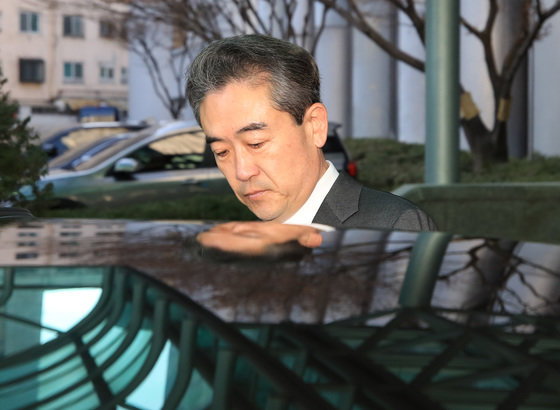 윤희근 경찰청장이 27일 국수본부장 사퇴와 관련한 입장을 밝힌 뒤 국회로 가기 위해 차에 오르고 있다. 2023.2.27/뉴스1