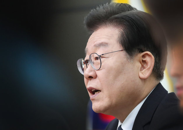 이재명 더불어민주당 대표가 27일 서울 여의도 국회에서 열린 최고위원회의에서 모두발언을 하고 있다. 2023.2.27 뉴스1