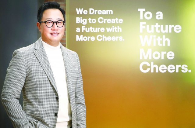 ‘우리는 더 크게 환호할 미래를 위해 큰 꿈을 꿉니다’. 구자범 수석 부사장이 오비맥주와 모기업인 AB인베브의 슬로건이 쓰여 있는 서울 강남구 삼성동 오비맥주 본사 복도 벽 앞에 섰다.