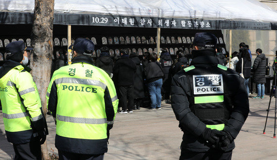 서울 중구 서울광장에 마련된 이태원 참사 합동분향소 앞에 경찰이 배치돼있다. ⓒ News1
