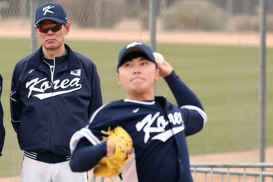 2023 월드베이스볼클래식(WBC)에 출전하는 대한민국 대표팀 이강철 감독이 20일(현지시간) 미국 애리조나주 투손 키노 스포츠 콤플렉스 대표팀 전지훈련지에서 김윤식의 불펜피칭을 지켜보고 있다. 2023.2.21 뉴스1