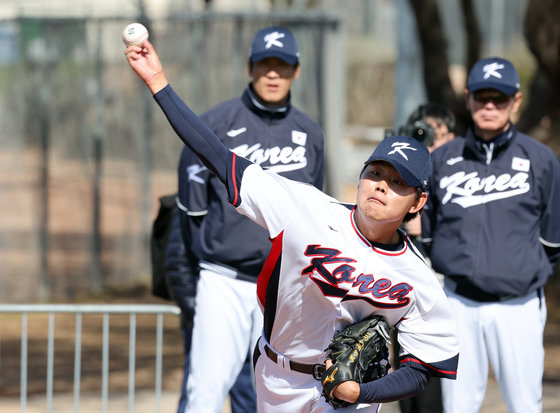2023 월드베이스볼클래식(WBC)에 출전하는 대한민국 대표팀 소형준이 15일(현지시간) 미국 애리조나주 투손 키노 스포츠 콤플렉스 대표팀 전지훈련지에서 불펜피칭을 하고 있다. 2023.2.16 뉴스1