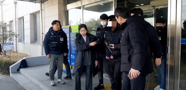 살인 혐의로 영장실질심사를 앞둔 A씨가 수원서부경찰서를 나오고 있다.