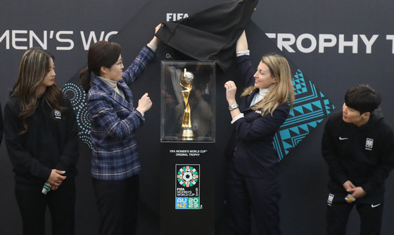 27일 서울 강남구 스타필드 코엑스몰 라이브 플라자에서 열린 ‘2023 FIFA 호주·뉴질랜드 여자월드컵 트로피투어 행사’에서 참석자들이 트로피를 공개하고 있다. 왼쪽부터 최유리 선수, KFA 홍은아 부회장, 사라 간도인 FIFA 사절단 대표, 지소연 선수. 2023.2.27 뉴스1