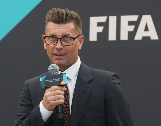 콜린 벨 여자축구대표팀 감독이 27일 서울 강남구 스타필드 코엑스몰 라이브 플라자에서 열린 ‘2023 FIFA 호주·뉴질랜드 여자월드컵 트로피투어 행사’에서 인사말을 하고 있다. 2023.2.27 뉴스1