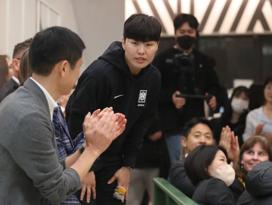 지소연 여자축구대표 선수가 27일 서울 강남구 스타필드 코엑스몰 라이브 플라자에서 열린 ‘2023 FIFA 호주.뉴질랜드 여자월드컵 트로피투어 행사’에서 인사를 하고 있다. 2023.2.27 뉴스1