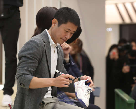 이영표 대한축구협회 부회장이 27일 서울 강남구 스타필드 코엑스몰 라이브 플라자에서 열린 ‘2023 FIFA 호주·뉴질랜드 여자월드컵 트로피투어 행사’에서 운동화에 사인을 하고 있다. 2023.2.27 뉴스1