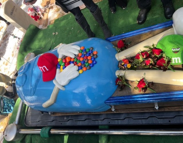 메리 이스터 스톡스 마틴 게일리의 관. 초콜릿 엠앤엠즈(M&M’s) 캐릭터 모양이다. 라운드트리 스콧 틱톡