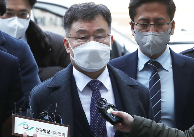 화천대유자산관리 대주주 김만배 씨가 17일 오전 서울 서초구 서울중앙지방법원에서 범죄수익은닉규제법 위반 혐의 관련 피의자심문(영장실질심사)에 출석하고 있다. 2023.2.17 뉴스1