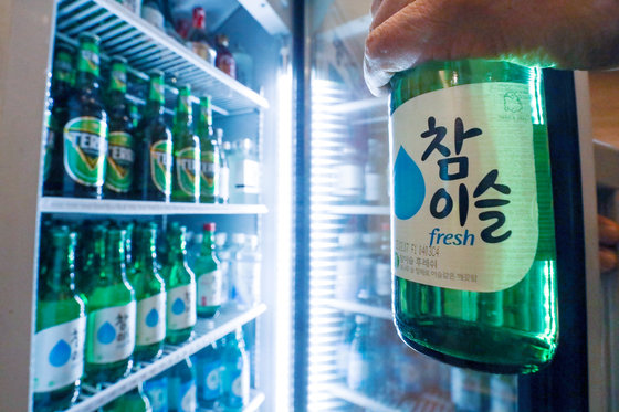 20일 서울의 한 식당 주류 냉장고에 소주와 맥주 등이 채워져 있다. /뉴스1 ⓒ News1