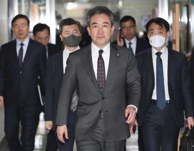 윤희근 경찰청장이 27일 오전 서울 여의도 국회에서 열린 정보위원회 전체회의에 출석하고 있다. 2023.2.27. 사진공동취재단